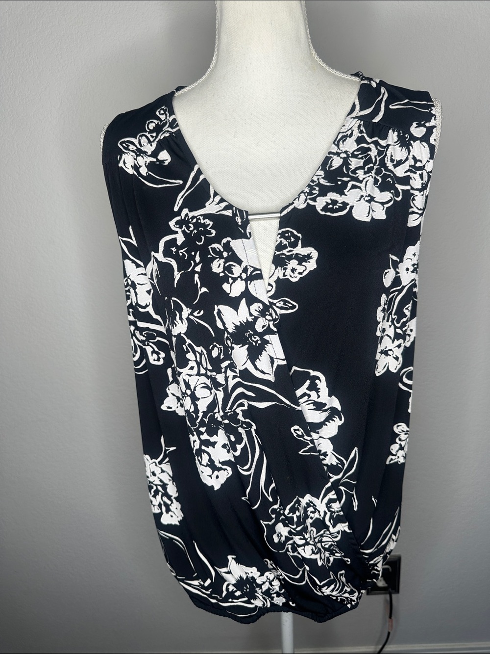 🔥3 FOR $25 SALE 🔥INC International Concepts Black & White Floral top